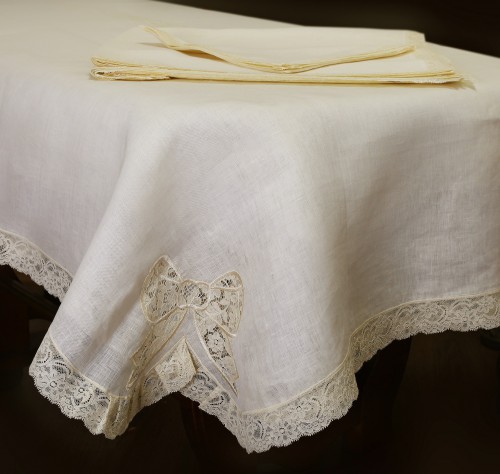 Элитная скатерть с кружевом Fiocco